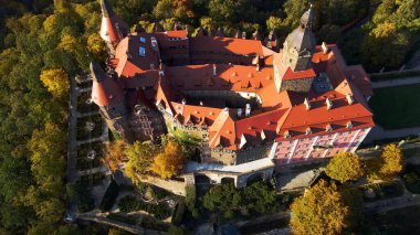 Drone Walbrzych Polonya 'dan Ksiaz Şatosu Sonbahar Görünümü