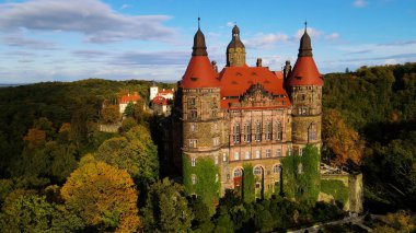 Drone Walbrzych Polonya 'dan Ksiaz Şatosu Sonbahar Görünümü