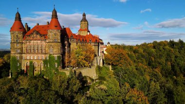 Drone Walbrzych Polonya 'dan Ksiaz Şatosu Sonbahar Görünümü