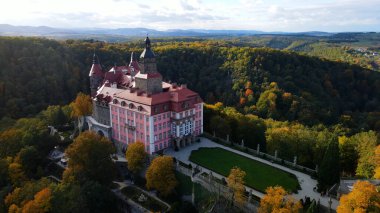 Drone Walbrzych Polonya 'dan Ksiaz Şatosu Sonbahar Görünümü