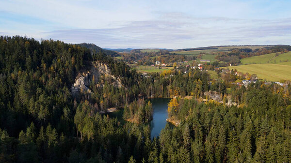 Вид на озеро с высоты беспилотника Adrspach Czech Republic
