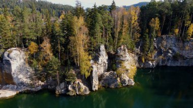 Göl manzarası yukarıdan Adrspach Çek Cumhuriyeti