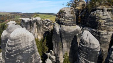 Adrspach kayaları İHA manzarasından Çek Cumhuriyeti 'nin Adrspach bölgesini gösteriyor