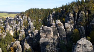 Adrspach kayaları İHA manzarasından Çek Cumhuriyeti 'nin Adrspach bölgesini gösteriyor