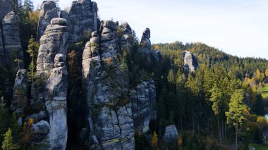 Adrspach kayaları İHA manzarasından Çek Cumhuriyeti 'nin Adrspach bölgesini gösteriyor