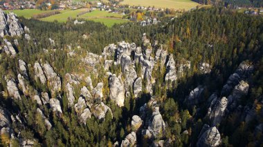 Adrspach kayaları İHA manzarasından Çek Cumhuriyeti 'nin Adrspach bölgesini gösteriyor