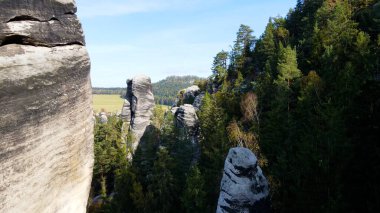 Adrspach kayaları İHA manzarasından Çek Cumhuriyeti 'nin Adrspach bölgesini gösteriyor