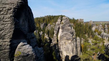 Adrspach kayaları İHA manzarasından Çek Cumhuriyeti 'nin Adrspach bölgesini gösteriyor