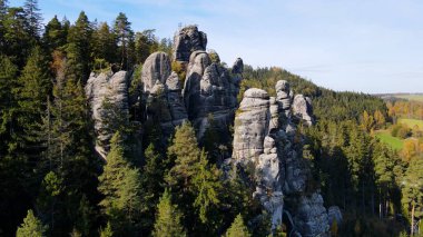 Adrspach kayaları İHA manzarasından Çek Cumhuriyeti 'nin Adrspach bölgesini gösteriyor