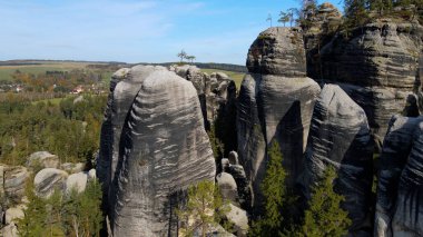 Adrspach kayaları İHA manzarasından Çek Cumhuriyeti 'nin Adrspach bölgesini gösteriyor