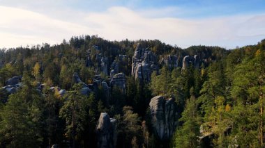 Adrspach kayaları İHA manzarasından Çek Cumhuriyeti 'nin Adrspach bölgesini gösteriyor