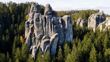 Adrspach kayaları İHA manzarasından Çek Cumhuriyeti 'nin Adrspach bölgesini gösteriyor