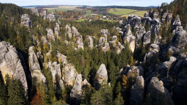 Adrspach kayaları İHA manzarasından Çek Cumhuriyeti 'nin Adrspach bölgesini gösteriyor