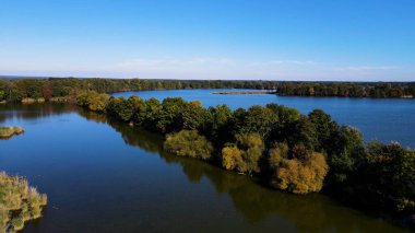 Gölün üzerinden su manzaralı ağaçlar