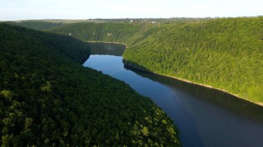 Körfez tepeleri dağlardan nehir manzaralı.