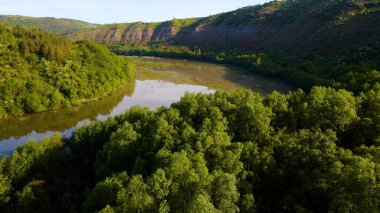 Körfez tepeleri dağlardan nehir manzaralı.