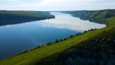 Körfez tepeleri dağlardan nehir manzaralı.
