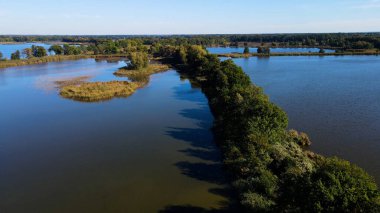 Göl sonbahar manzarası yukarıdan