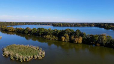 Göl sonbahar manzarası yukarıdan