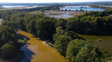 Göl sonbahar manzarası yukarıdan