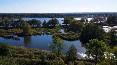 Göl sonbahar manzarası yukarıdan
