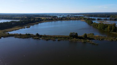 Göl sonbahar manzarası yukarıdan