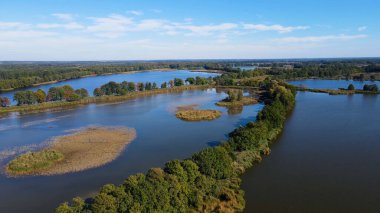 Göl sonbahar manzarası yukarıdan