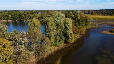 Göl sonbahar manzarası yukarıdan