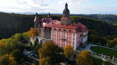 Drone Walbrzych Polonya 'dan Ksiaz Şatosu Sonbahar Görünümü