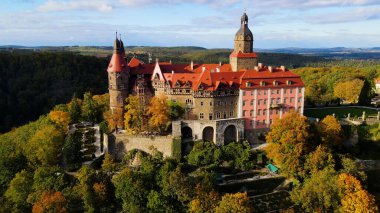 Drone Walbrzych Polonya 'dan Ksiaz Şatosu Sonbahar Görünümü