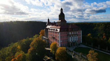 Drone Walbrzych Polonya 'dan Ksiaz Şatosu Sonbahar Görünümü