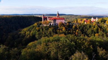 Drone Walbrzych Polonya 'dan Ksiaz Şatosu Sonbahar Görünümü