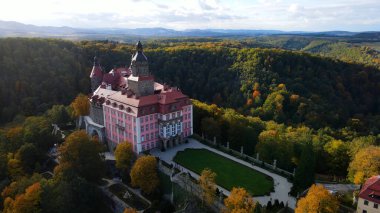 Drone Walbrzych Polonya 'dan Ksiaz Şatosu Sonbahar Görünümü
