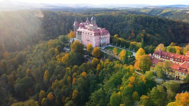 Drone Walbrzych Polonya 'dan Ksiaz Şatosu Sonbahar Görünümü