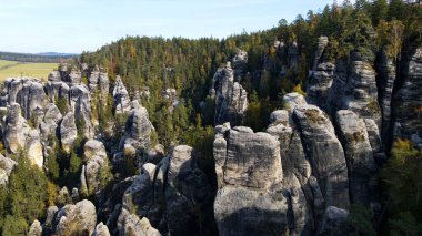 Adrspach kayaları İHA manzarasından Çek Cumhuriyeti 'nin Adrspach bölgesini gösteriyor