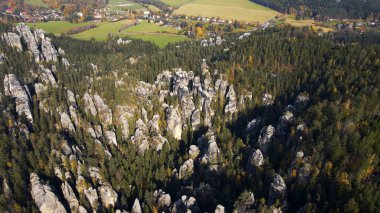 Adrspach kayaları İHA manzarasından Çek Cumhuriyeti 'nin Adrspach bölgesini gösteriyor