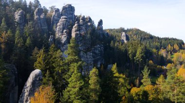Adrspach kayaları İHA manzarasından Çek Cumhuriyeti 'nin Adrspach bölgesini gösteriyor