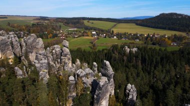Adrspach kayaları İHA manzarasından Çek Cumhuriyeti 'nin Adrspach bölgesini gösteriyor