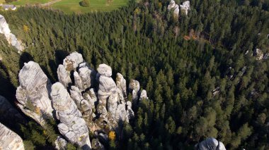 Adrspach kayaları İHA manzarasından Çek Cumhuriyeti 'nin Adrspach bölgesini gösteriyor