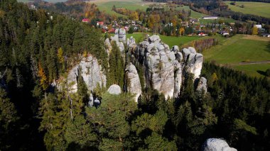 Adrspach kayaları İHA manzarasından Çek Cumhuriyeti 'nin Adrspach bölgesini gösteriyor