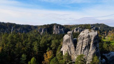Adrspach kayaları İHA manzarasından Çek Cumhuriyeti 'nin Adrspach bölgesini gösteriyor