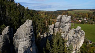 Adrspach kayaları İHA manzarasından Çek Cumhuriyeti 'nin Adrspach bölgesini gösteriyor