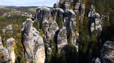 Adrspach kayaları İHA manzarasından Çek Cumhuriyeti 'nin Adrspach bölgesini gösteriyor