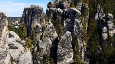 Adrspach kayaları İHA manzarasından Çek Cumhuriyeti 'nin Adrspach bölgesini gösteriyor
