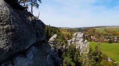 Adrspach kayaları İHA manzarasından Çek Cumhuriyeti 'nin Adrspach bölgesini gösteriyor