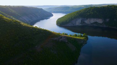 Körfez tepeleri dağlardan nehir manzaralı.