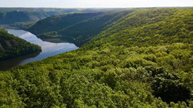 Körfez tepeleri dağlardan nehir manzaralı.