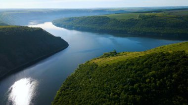 Körfez tepeleri dağlardan nehir manzaralı.