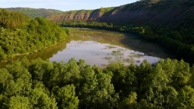 Körfez tepeleri dağlardan nehir manzaralı.