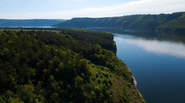 Körfez tepeleri dağlardan nehir manzaralı.
